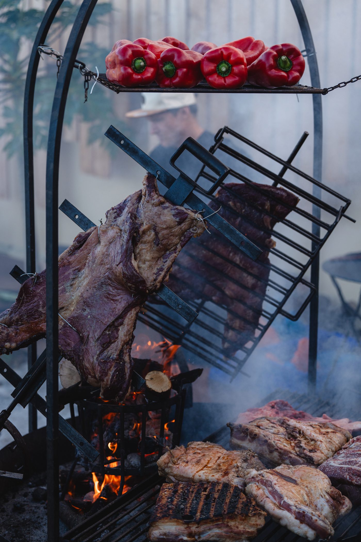 Asado a la estaca sobre las brasas con pimientos y cortes a la parrilla